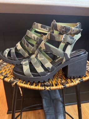 Dirty Laundry Flo Camo Sz 8 Strappy Platform